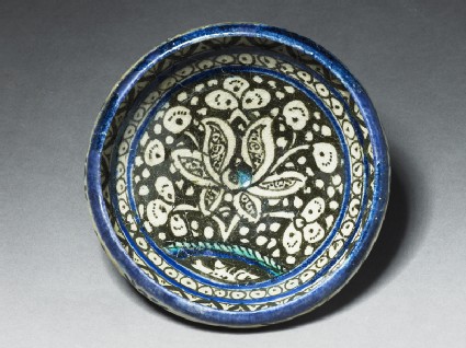 Bowl with lotus blossomtop