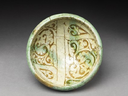 Bowl with vegetal decorationtop