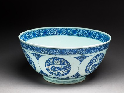 Bowl with dragonsoblique