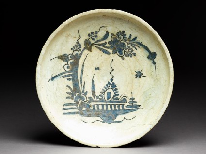 Dish with boat-like floral designtop