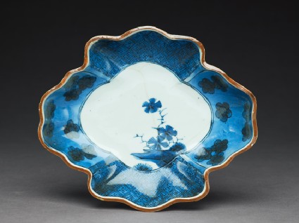 Dish with floral decorationtop