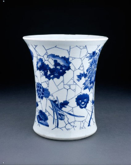 Blue-and-white brush pot with cracked-ice decorationoblique
