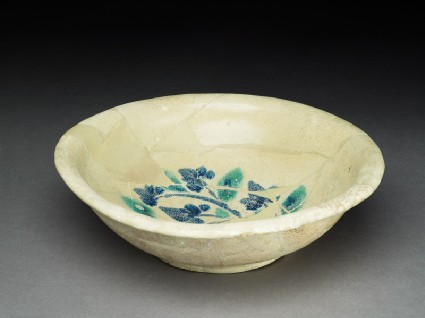 Bowl with trefoiloblique