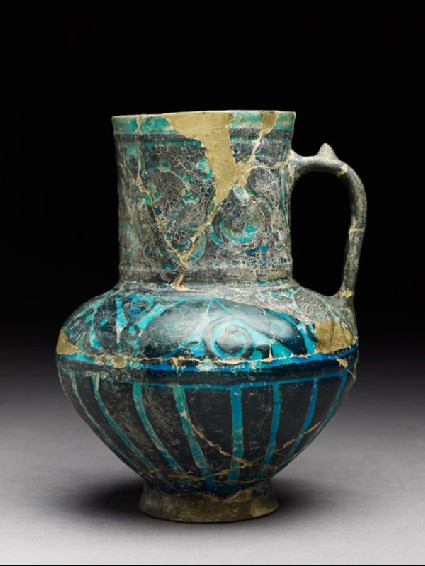 Jug with floral shapesside