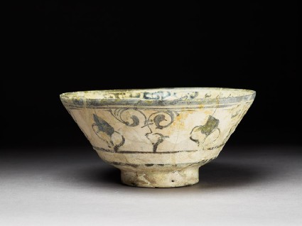 Bowl with floral decorationoblique