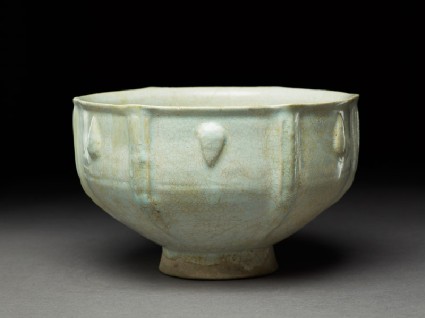 Bowl with moulded decorationoblique