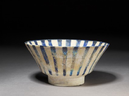 Bowl with blue stripesoblique