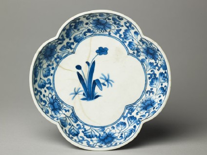 Dish with floral decorationtop