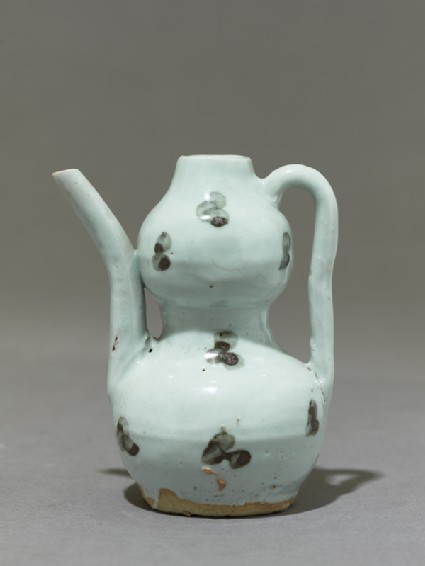 White ware ewer in double-gourd formside