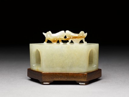 Jade cricket cage or feeding box surmounted by two fighting cricketsside