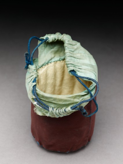 Silk bag for a cricket cageoblique