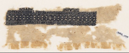 Textile fragment with linked diamond-shapes and arrowsfront