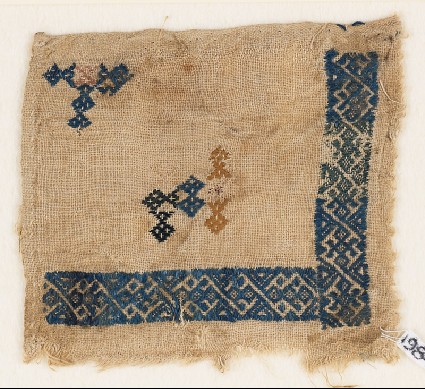 Textile fragment with linked and interlaced diamond-shapesfront