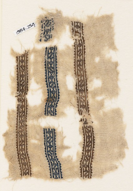 Textile fragment with S-shapesfront