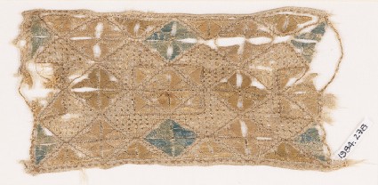 Textile fragment with quatrefoils arranged as diamond-shapes or squaresfront