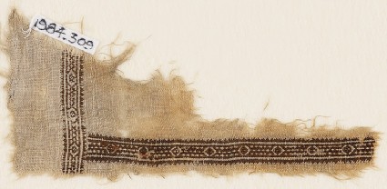 Textile fragment with diamond-shapes and a ropefront