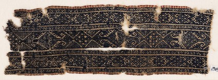 Textile fragment with linked diamond-shapes and arrowheadsfront
