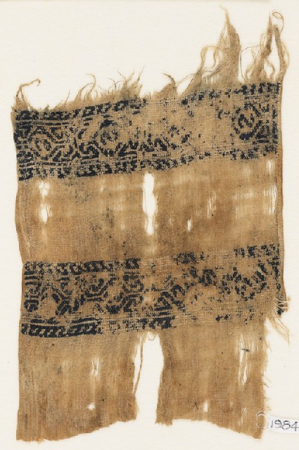 Textile fragment with bands of linked hooks and diamond-shapesfront