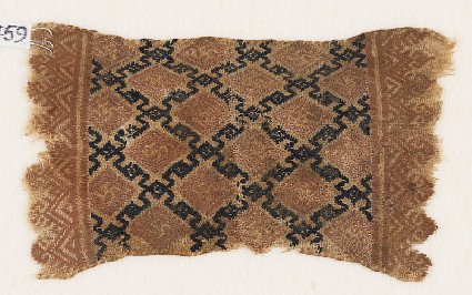 Textile fragment with linked diamond-shapesfront