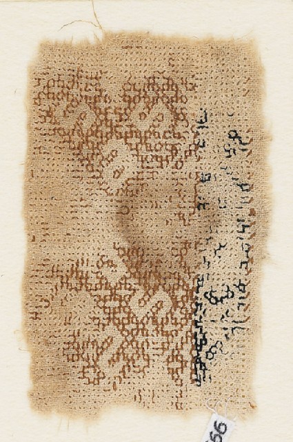 Textile fragment with linked diamond-shapes containing S-shapesfront