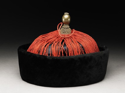 Silk and velvet hat used for official occasionsoblique