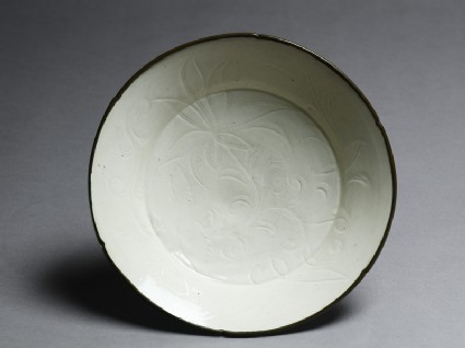 White ware dish with lotus decorationtop