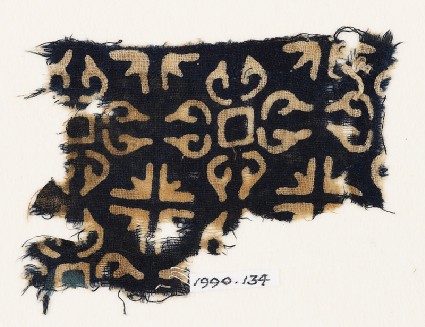 Textile fragment with quatrefoils and groups of four arrowsfront