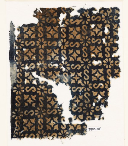 Textile fragment with S-shapes, rosettes, and quatrefoilsfront