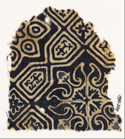 Textile fragment with an elaborate quatrefoil and tab-shapesfront
