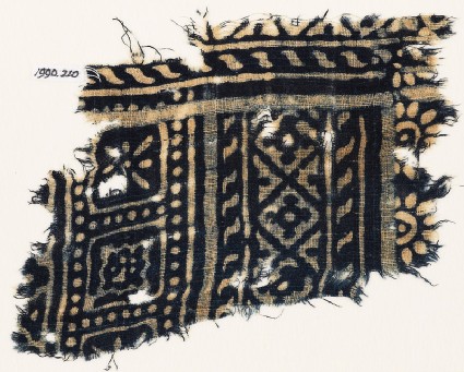 Textile fragment with diamond-shapes, and squares with rosettesfront