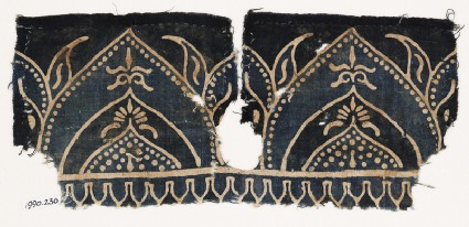 Textile fragment with arches and flower-heads on tabsfront
