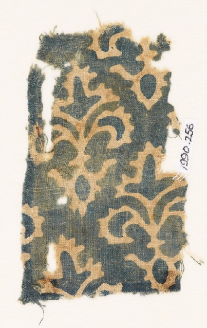 Textile fragment with stylized trefoil plantsfront