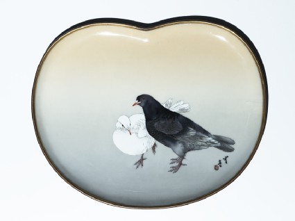 Kidney-shaped tray with two pigeonstop