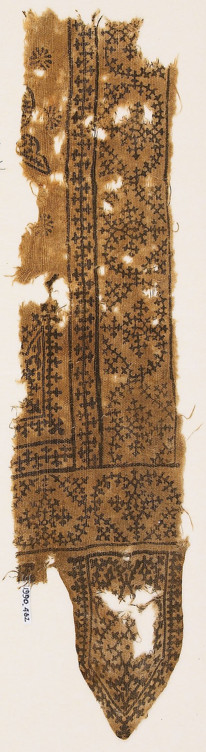 Textile fragment with linked, inverted hearts, and a tab with vinesfront