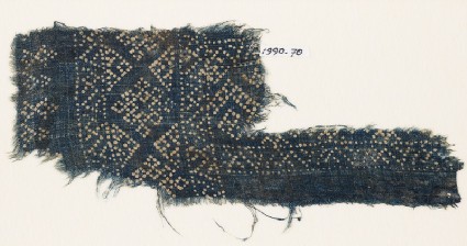 Textile fragment with dots arranged in a geometric patternfront