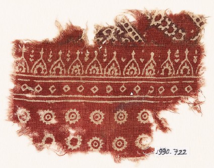 Textile fragment with rosettes and pointed archesfront