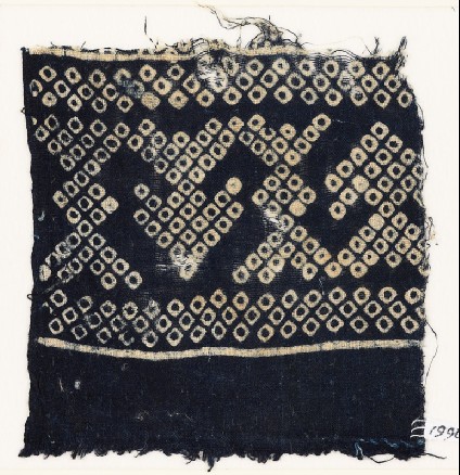 Textile fragment imitating bandhani, or tie-dye, with geometric patterns and arrow-shapesfront