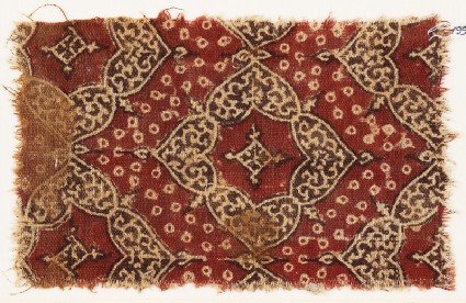 Textile fragment with quatrefoils and heart-shaped petalsfront
