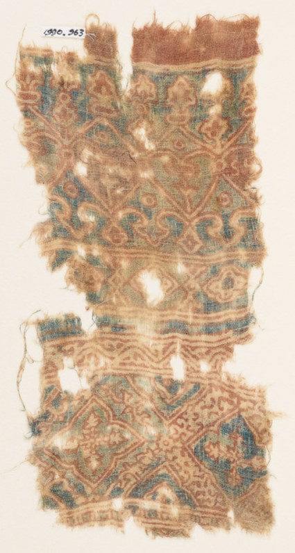 Textile fragment with hearts, trefoils, and quatrefoilsfront