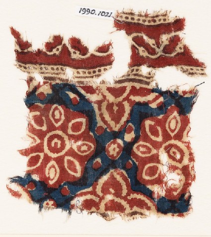 Textile fragment with flowers and trefoilsfront
