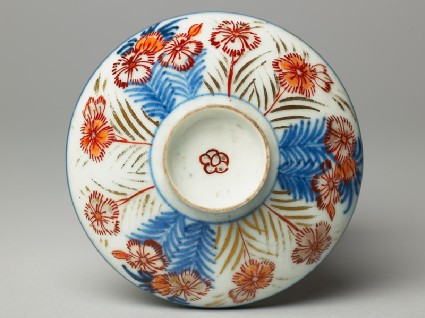 Lid with chrysanthemumstop