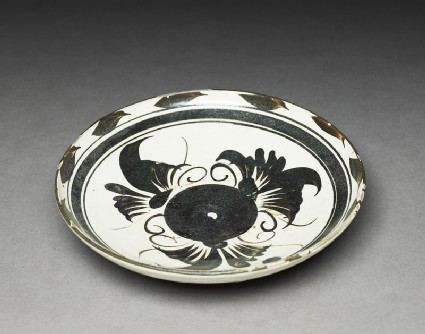 Cizhou type dish with floral decorationoblique