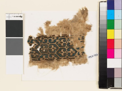 Textile fragment with pairs of palmettes and hexagonsfront