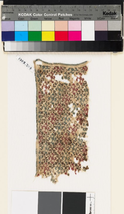 Textile fragment with rosettes and lattice of diamond-shapesfront