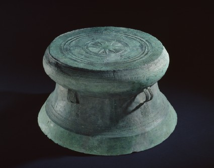 Bronze drum with bird and geometric decorationoblique