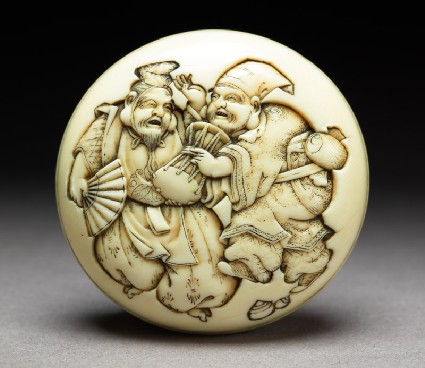 Manjū netsuke depicting the gods Daikoku and Ebisu dressed as manzai dancersfront