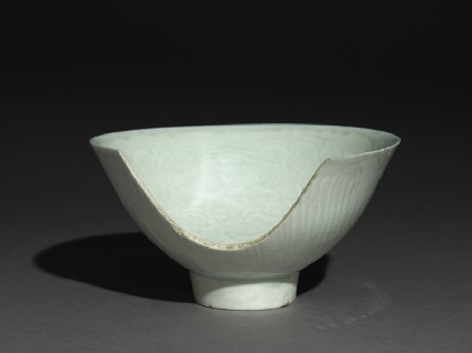 Bowl with high foot and incised floral decorationoblique