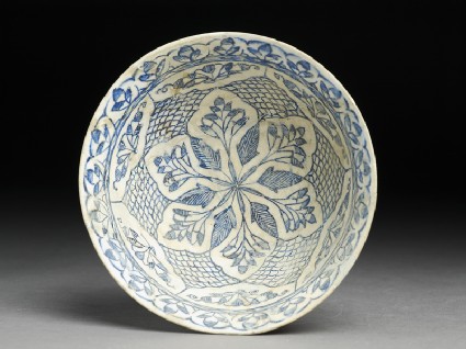 Bowl with vegetal decorationtop