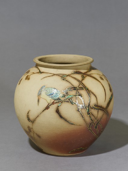 Vase depicting a kingfisher sitting on a reedoblique