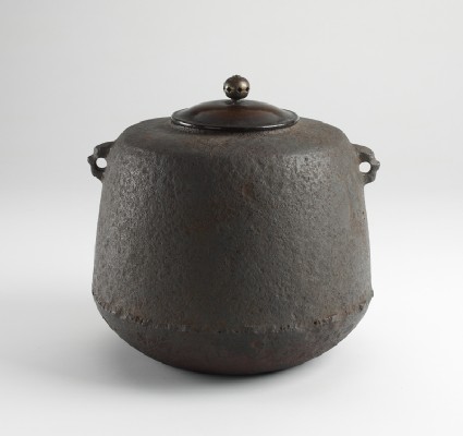 Iron tea kettleoblique, closed